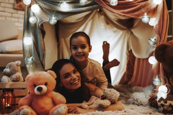 Madre Hija Acostadas Alfombra Terry Las Personas Están Mintiendo Bajo —  Fotos de Stock