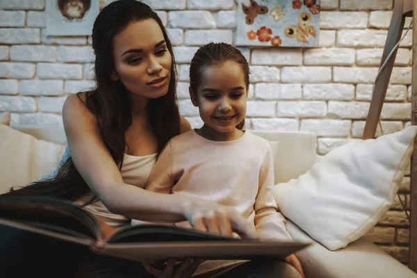 Madre Con Hija Está Sentada Sofá Madre Hija Está Leyendo —  Fotos de Stock