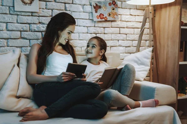 Mãe Com Filha Está Sentada Sofá Mãe Está Segurando Tablet — Fotografia de Stock