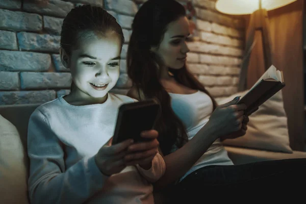 Madre Con Hija Está Sentada Sofá Madre Está Leyendo Libro —  Fotos de Stock