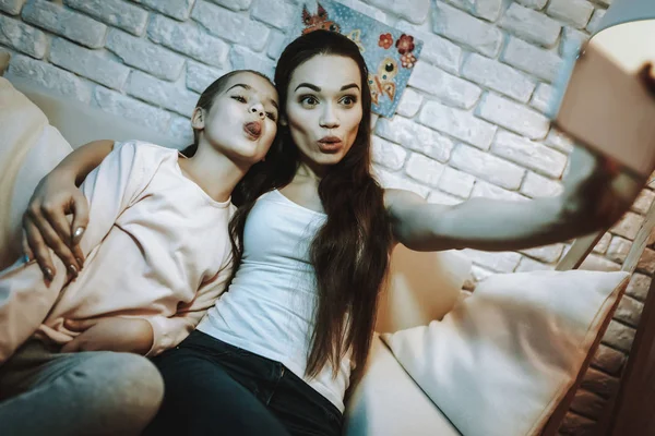 Madre Con Figlia Seduta Sul Divano Persone Che Fanno Selfie — Foto Stock