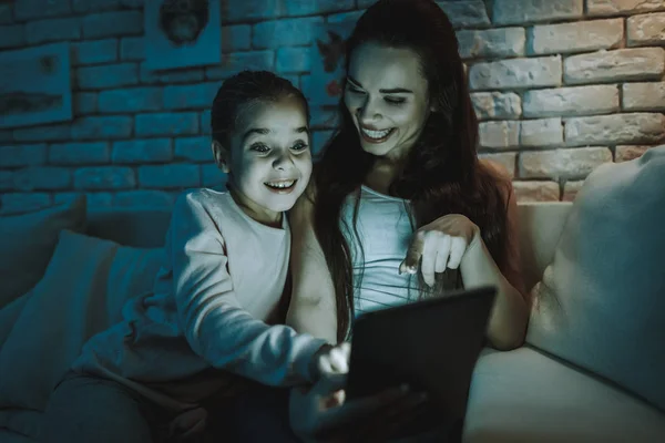 Mãe Com Filha Está Sentada Sofá Pessoas Assistindo Vídeo Tablet — Fotografia de Stock