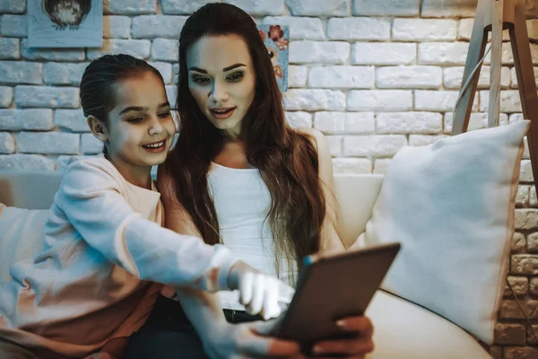 Madre Con Hija Está Sentada Sofá Gente Viendo Video Tablet —  Fotos de Stock