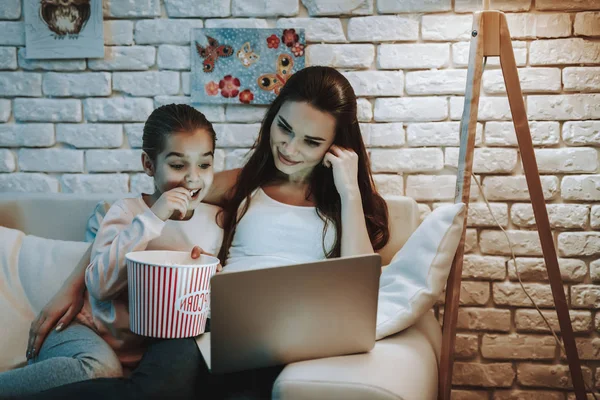 Madre Con Hija Está Sentada Sofá Gente Viendo Video Portátil —  Fotos de Stock