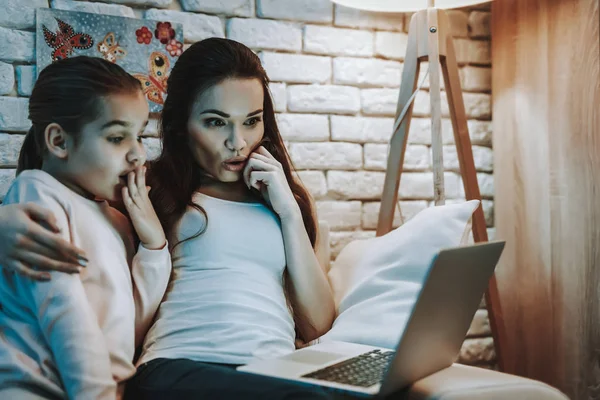 Madre Con Hija Está Sentada Sofá Gente Viendo Video Sobre —  Fotos de Stock