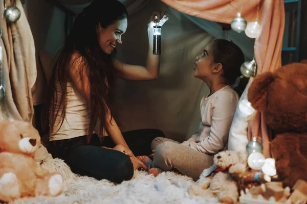 Mãe Filha Deitadas Tapete Pessoas Deitadas Debaixo Tenda Falsa Mulher — Fotografia de Stock