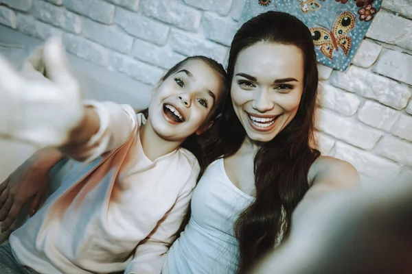 Madre Con Hija Está Sentada Sofá Gente Haciendo Selfie Teléfono —  Fotos de Stock