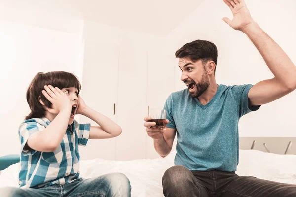 Niño Pequeño Sentado Habitación Con Padre Borracho Crisis Familia Concepto — Foto de Stock