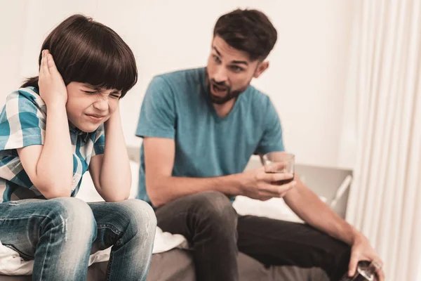 Kleiner Junge Sitzt Mit Betrunkenem Vater Zimmer Familienkrise Alkoholproblematik Glas — Stockfoto