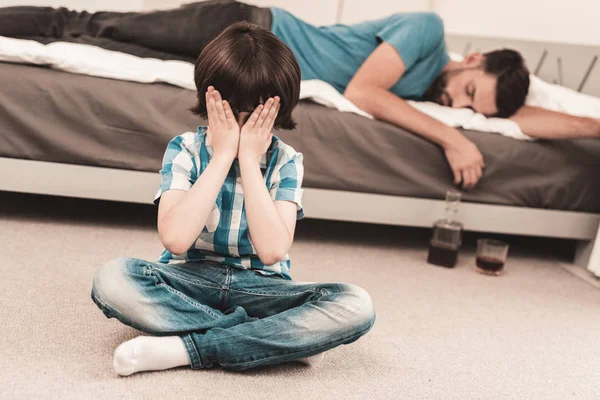 Niño Pequeño Sentado Habitación Con Padre Borracho Crisis Familia Concepto — Foto de Stock