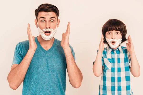 Young Father Teaches Little Son Shave Home Foam Face Shaving — Stock Photo, Image