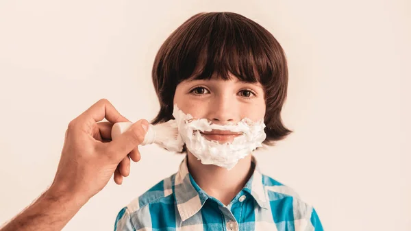 Jeune Père Apprend Petit Fils Raser Maison Mousse Sur Visage — Photo