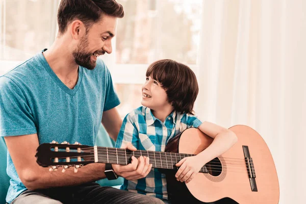 Jovem Pai Barbudo Tocando Guitarra Com Filho Feliz Conceito Família — Fotografia de Stock