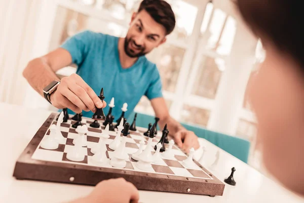 Bärtiger Vater Und Sohn Beim Schachspielen Tisch Glückliches Familienkonzept Tafel — Stockfoto