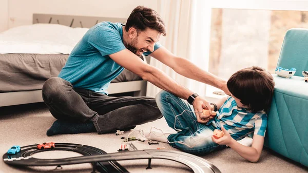 Padre Barbudo Hijo Jugando Con Toy Race Road Hombre Sentado — Foto de Stock