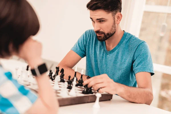 Padre Barbudo Hijo Jugando Ajedrez Mesa Concepto Familia Feliz Junta — Foto de Stock