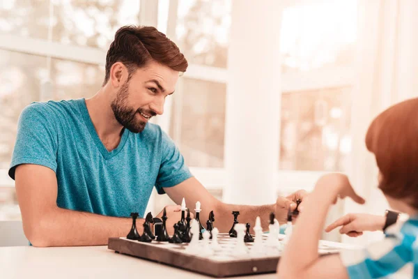 Skäggiga Far Och Son Spela Schack Bordet Lycklig Familj Koncept — Stockfoto