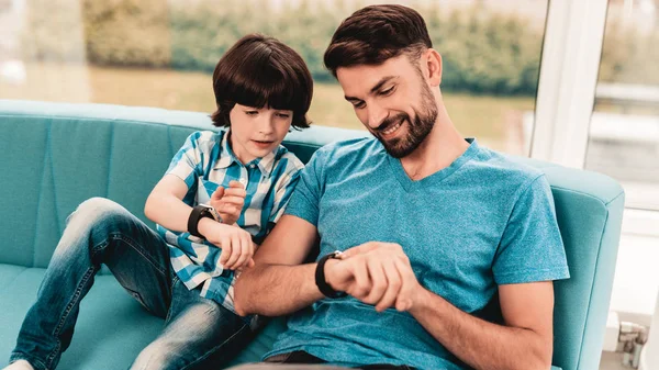 Niño Pequeño Con Padre Wacthing Relojes Mano Chico Sentado Joven — Foto de Stock