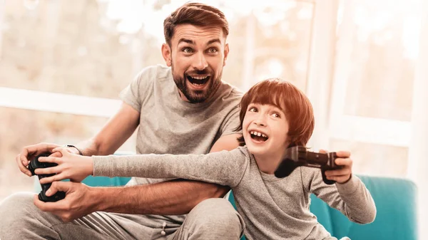 Pai Filho Sentados Brincando Console Rapaz Sentado Jovem Pai Jogar — Fotografia de Stock