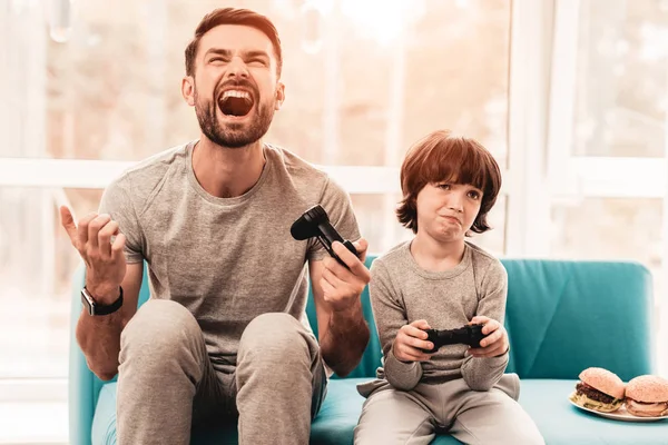 Padre Figlio Seduti Giocare Sulla Console Ragazzo Seduto Padre Giovane — Foto Stock