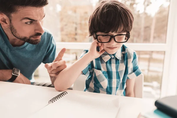 Niño Pequeño Con Gafas Haciendo Deberes Con Papá Educación Casa —  Fotos de Stock