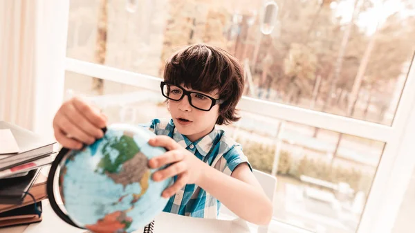 Sittande Pojke Glasögon Studera Globus Utbildning Hemmaplan Vitt Bord Rummet — Stockfoto