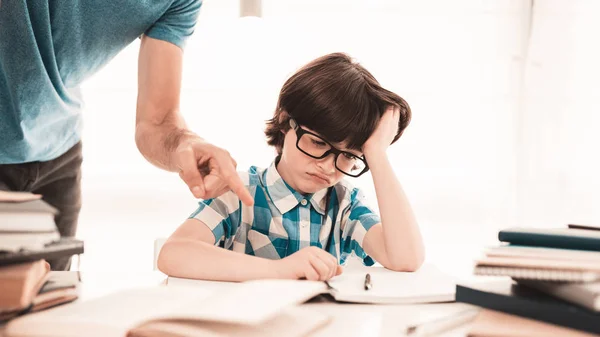 Liten Pojke Glasögon Gör Läxor Med Far Utbildning Hemmaplan Vitt — Stockfoto