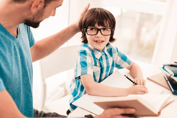 Jongetje Glazen Huiswerk Met Vader Onderwijs Thuis Witte Tabel Kamer — Stockfoto