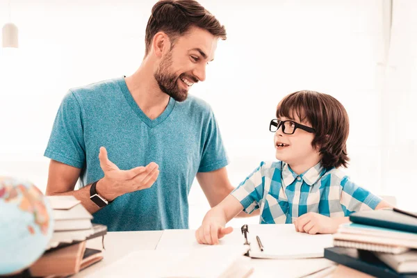 Menino Óculos Fazer Trabalhos Casa Com Pai Educação Casa Mesa — Fotografia de Stock