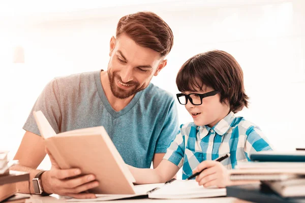 Niño Pequeño Con Gafas Haciendo Deberes Con Papá Educación Casa —  Fotos de Stock