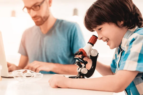 Youn Bearded Father Teaching Son Shirt Home Education Home Using — Stock Photo, Image