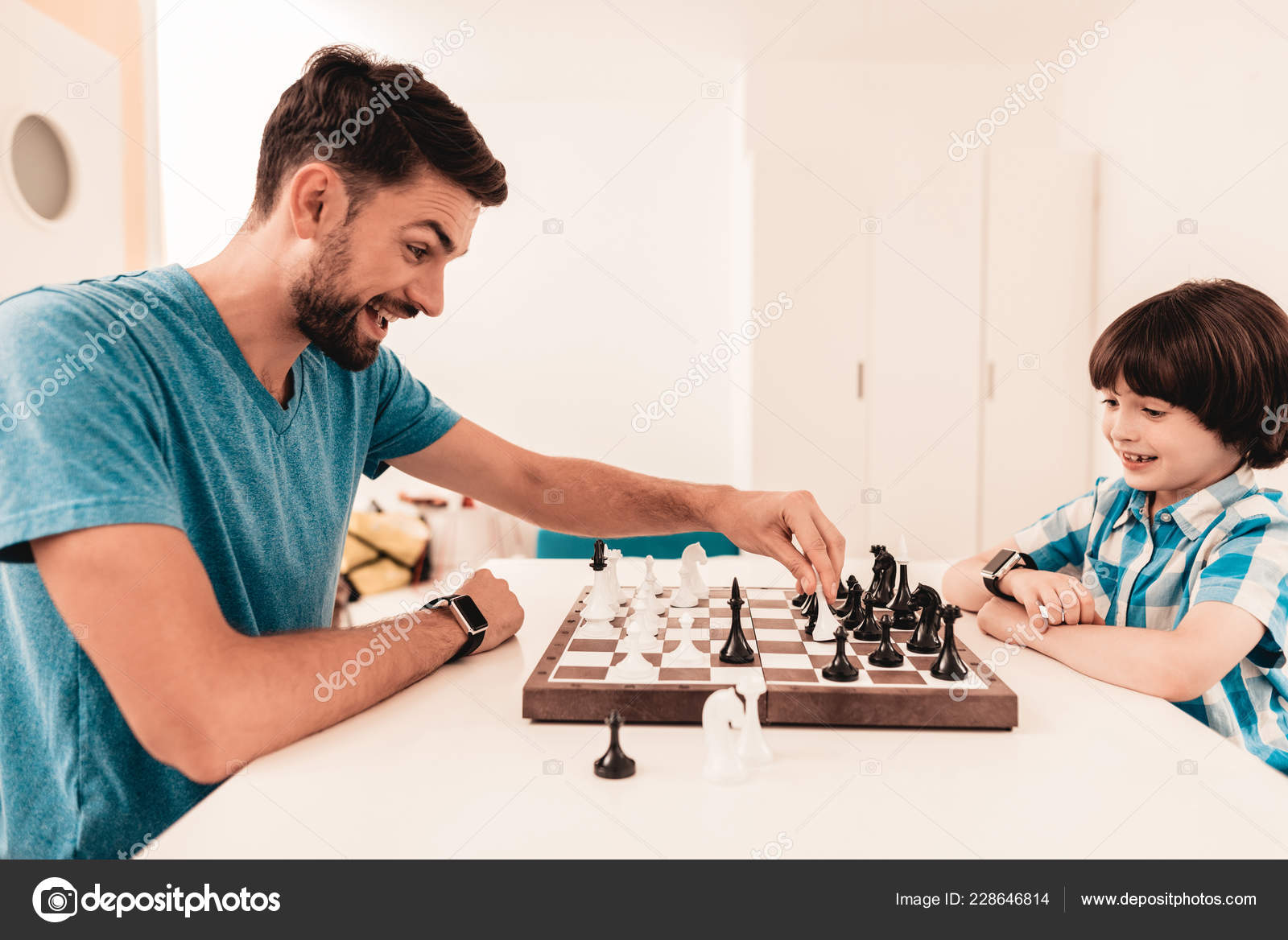 Feliz Pai E Filho Jogando Xadrez No Fotos e imagens sem royalties