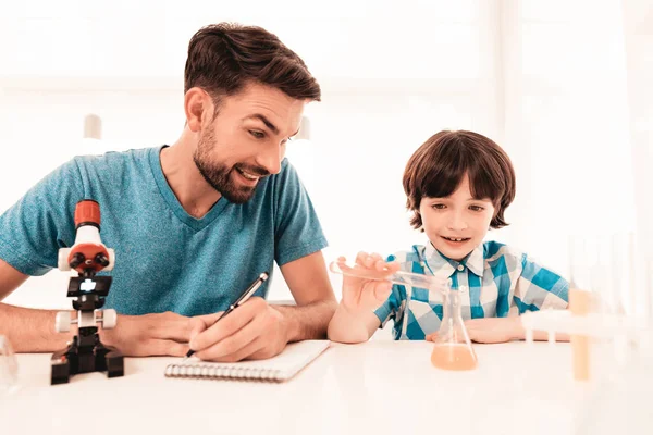 Youn Bearded Father Teaching Son Shirt Home Education Home Using — Stock Photo, Image