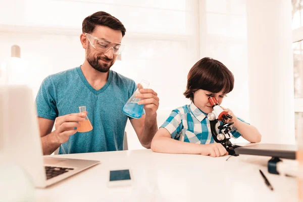 Youn Bearded Father Teaching Son Shirt Home Education Home Using — Stock Photo, Image