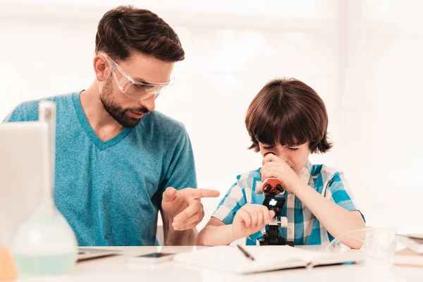 Youn Bearded Father Teaching Son Shirt Home Education Home Using — Stock Photo, Image