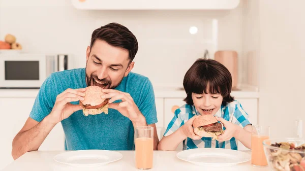 Χαμογελαστός Γιος Και Πατέρας Έχει Γεύμα Στην Κουζίνα Αγόρι Στο — Φωτογραφία Αρχείου