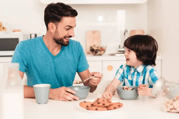 Улыбающийся Сын Отец Завтракают Кухне Мальчик Рубашке Современная Кухня Сидящий — стоковое фото