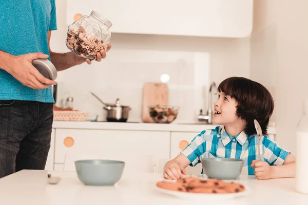 Χαμογελαστός Γιος Και Πατέρας Έχουν Πρωινό Στην Κουζίνα Αγόρι Στο — Φωτογραφία Αρχείου