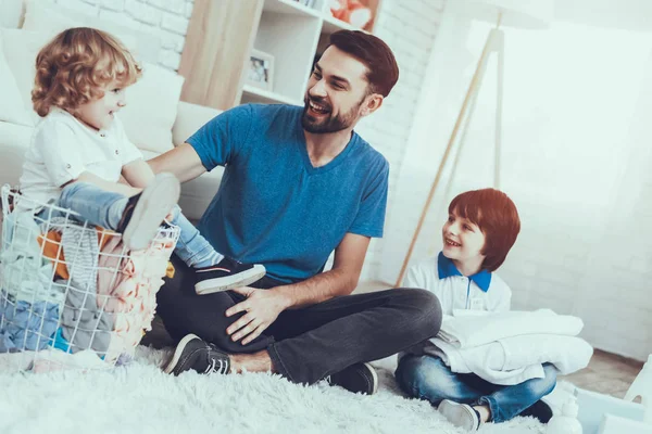 Padre Está Involucrado Crianza Niños Padre Está Enseñando Los Hijos — Foto de Stock