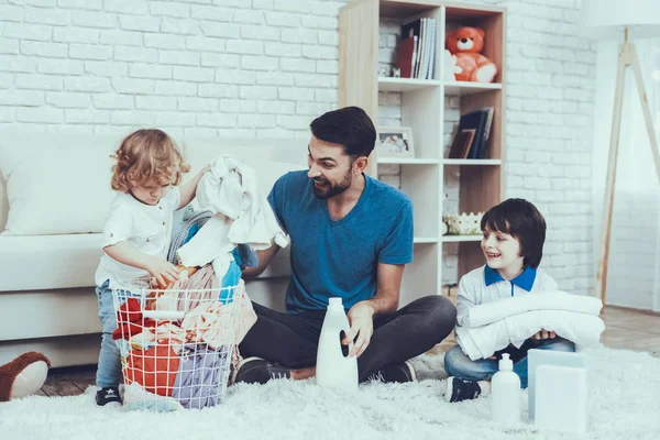 Man Tillbringar Tid Med Sina Söner Far Engagerad Att Höja — Stockfoto