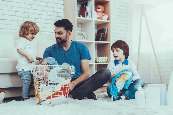 Man Tillbringar Tid Med Sina Söner Far Engagerad Att Höja — Stockfoto