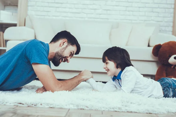 Hombre Pasa Tiempo Con Hijo Padre Del Niño Está Involucrado — Foto de Stock