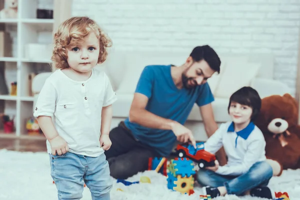 Homem Passa Tempo Com Seus Filhos Pai Está Envolvido Criação — Fotografia de Stock