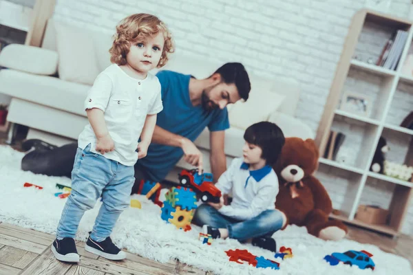 父と息子は、おもちゃで遊んで、 — ストック写真