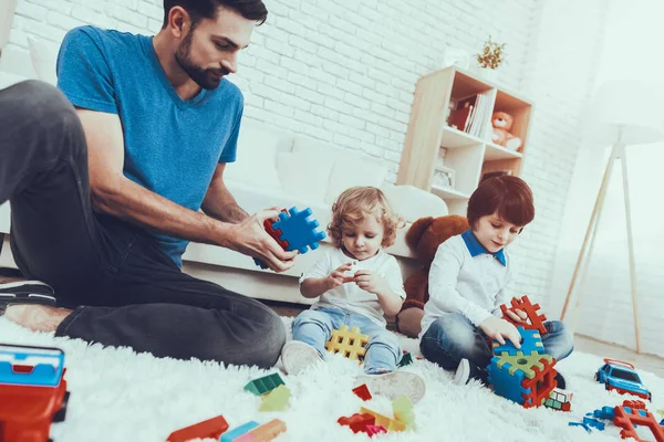 Homem Passa Tempo Com Seus Filhos Pai Está Envolvido Criação — Fotografia de Stock