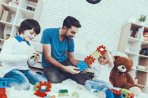 Homem Passa Tempo Com Seus Filhos Pai Está Envolvido Criação — Fotografia de Stock