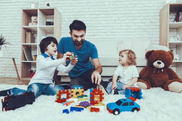 Hombre Pasa Tiempo Con Sus Hijos Padre Está Involucrado Crianza — Foto de Stock