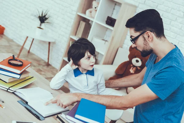 Pai está fazendo um dever de casa com o filho — Fotografia de Stock