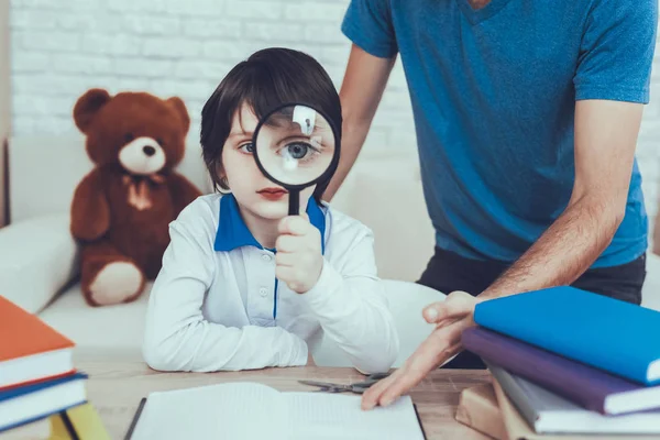 Hombre Pasa Tiempo Con Hijo Padre Está Involucrado Crianza Del —  Fotos de Stock