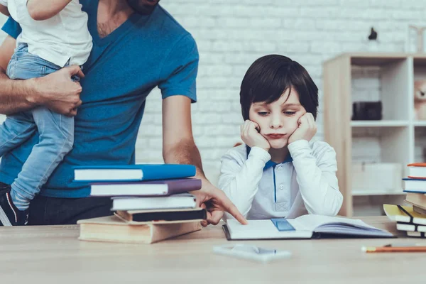 Padre Los Niños Dedica Criar Niños Padre Está Haciendo Una — Foto de Stock